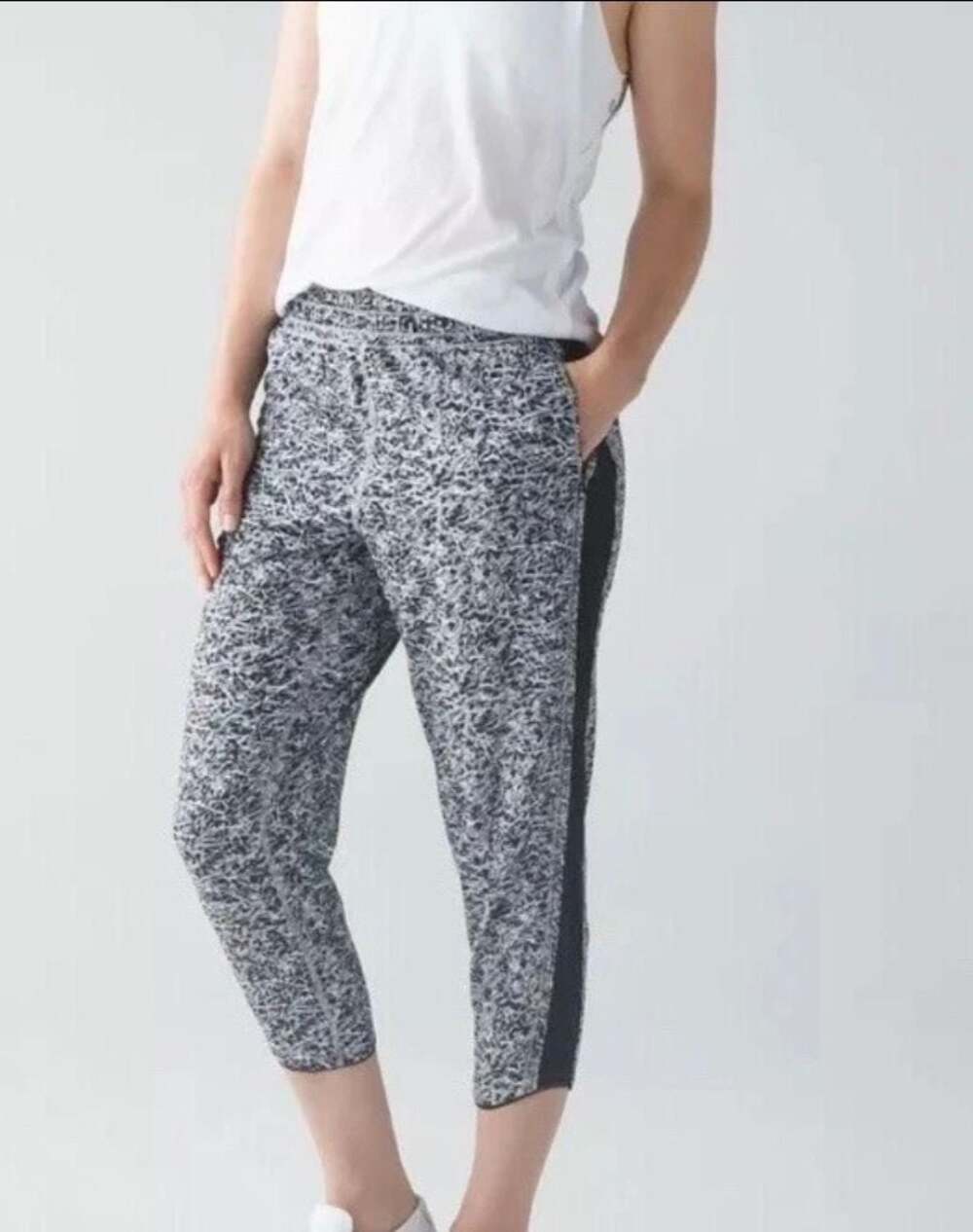 Lululemon For Love Crop Mini Ripple White Seal Grey / Black Size 2
